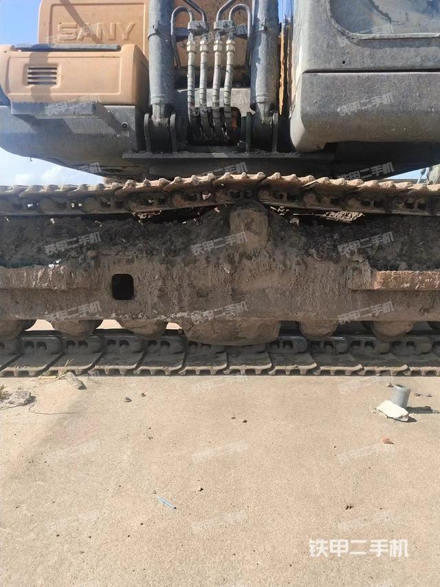 單側(cè)履帶整體(整機外觀) 單側(cè)履帶整體(整機外觀)