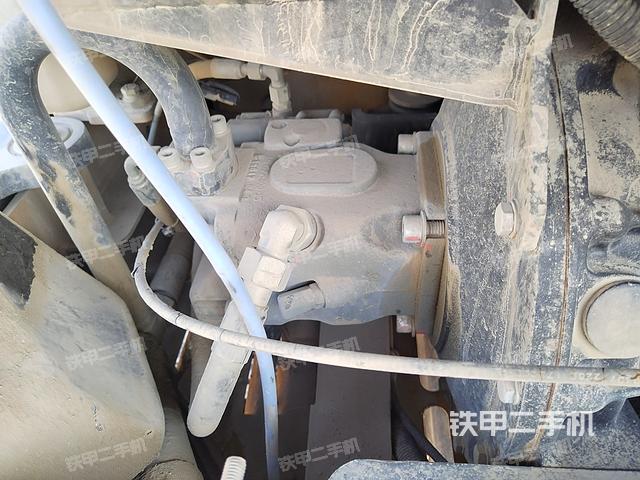 液壓泵艙室正面整體（整機外觀）