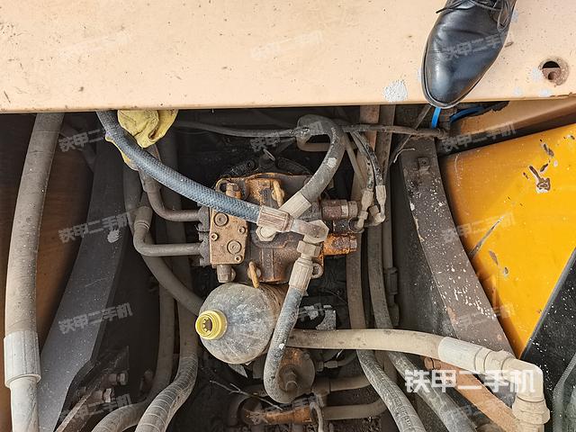 回轉(zhuǎn)馬達(dá)和主控閥（整機(jī)外觀）