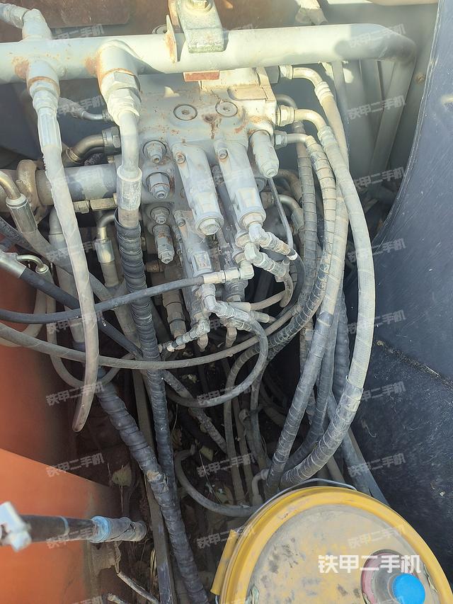 回轉(zhuǎn)馬達(dá)和主控閥（整機(jī)外觀）