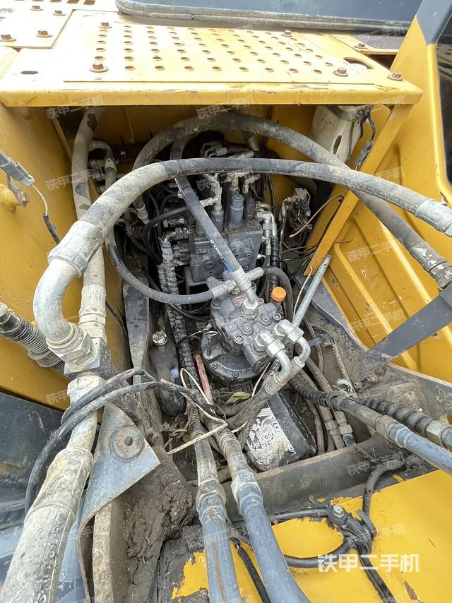 回轉(zhuǎn)馬達(dá)和主控閥（整機(jī)外觀）