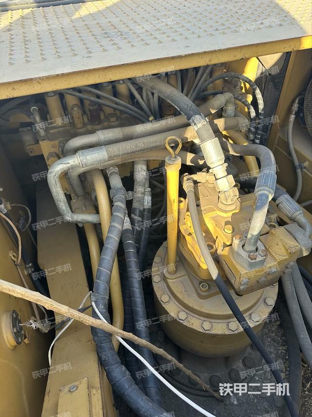 回轉(zhuǎn)馬達(dá)和主控閥（整機(jī)外觀）