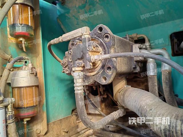 液壓泵艙室正面整體（整機外觀）