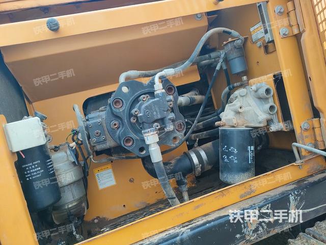 液壓泵艙室正面整體（整機外觀）