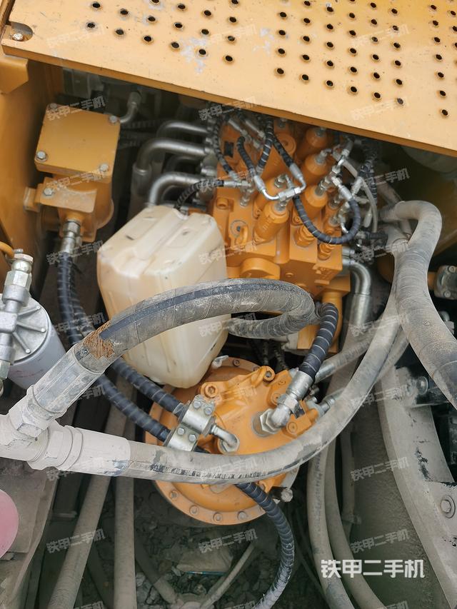 回轉(zhuǎn)馬達和主控閥(整機外觀) 回轉(zhuǎn)馬達和主控閥(整機外觀)