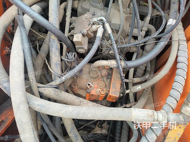 回轉(zhuǎn)馬達(dá)和主控閥（整機(jī)外觀）