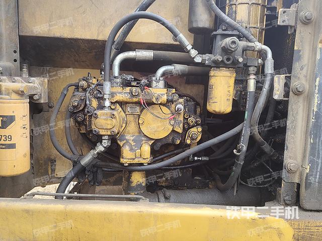 液壓泵艙室正面整體（整機外觀）