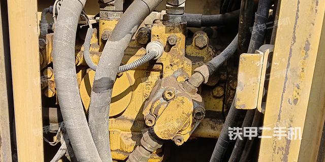 液壓泵艙室正面整體（整機外觀）