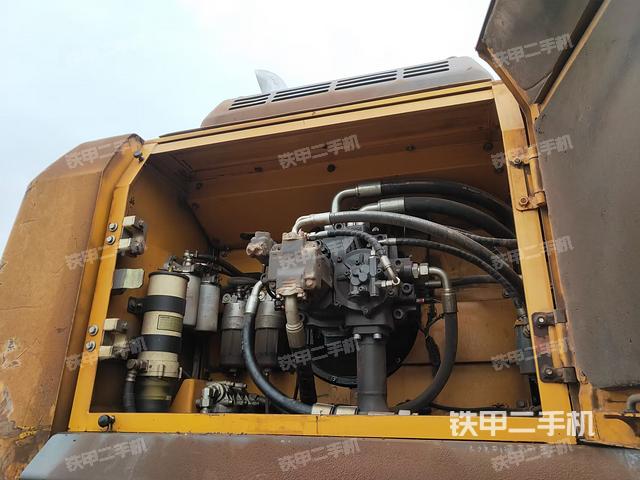 液壓泵艙室正面整體（整機外觀）