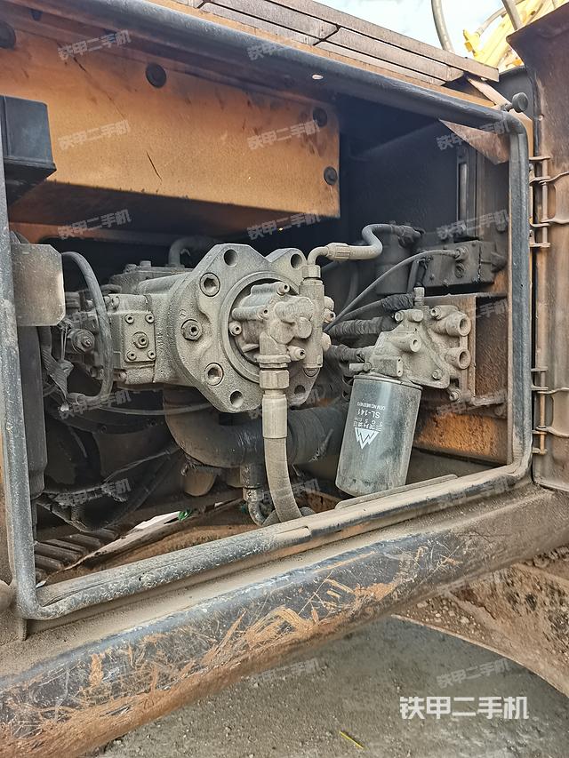 液壓泵艙室正面整體（整機(jī)外觀）