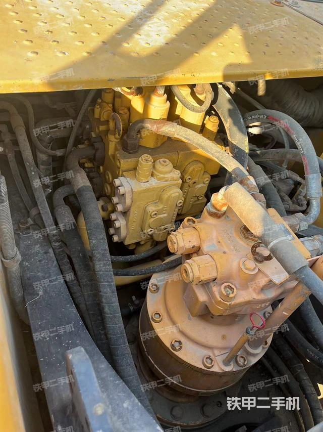 回轉(zhuǎn)馬達(dá)和主控閥（整機(jī)外觀）