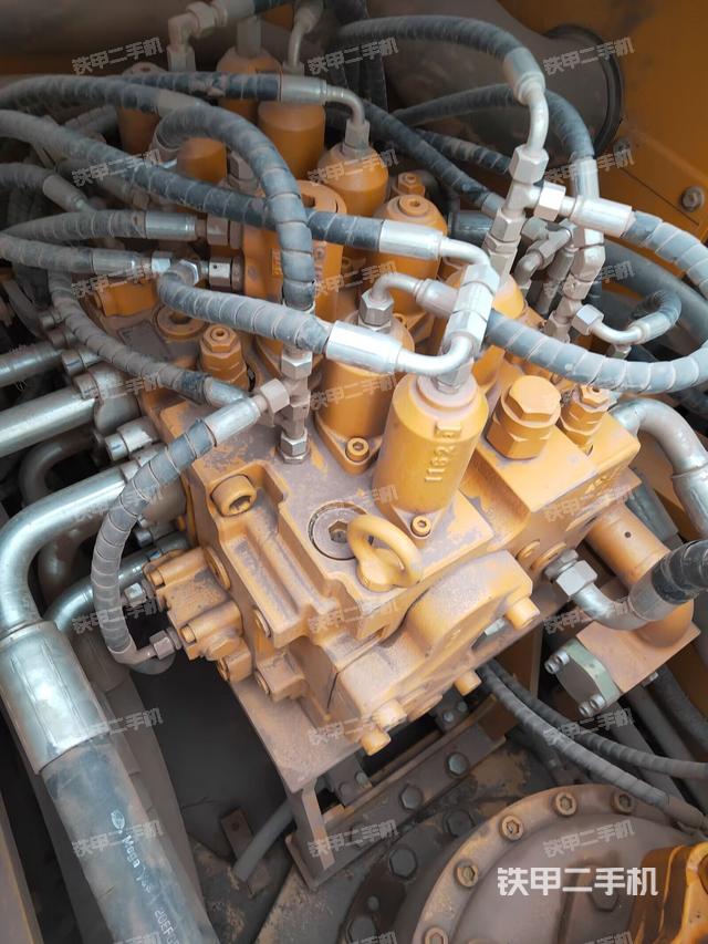 回轉馬達和主控閥（整機外觀）