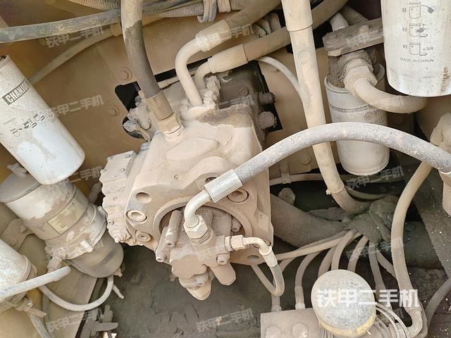 液壓泵艙室正面整體（整機外觀）