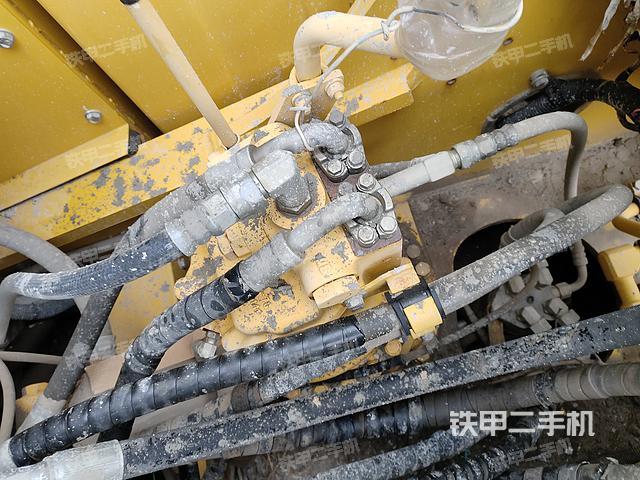 回轉(zhuǎn)馬達和主控閥(整機外觀) 回轉(zhuǎn)馬達和主控閥(整機外觀)