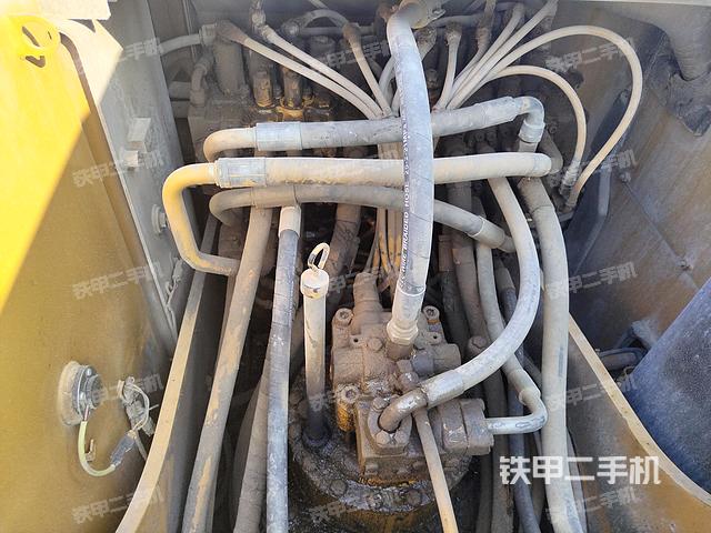 回轉(zhuǎn)馬達和主控閥(整機外觀) 回轉(zhuǎn)馬達和主控閥(整機外觀)