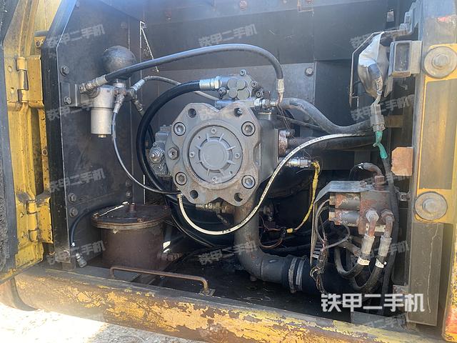 液压泵舱室正面整体（整机外观）