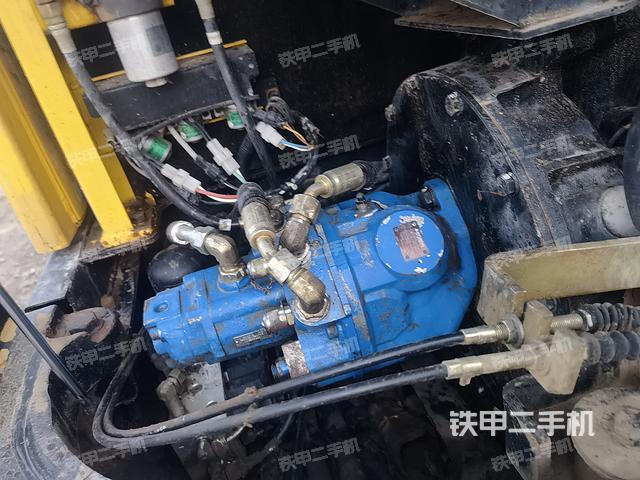 液壓泵艙室正面整體（整機外觀）