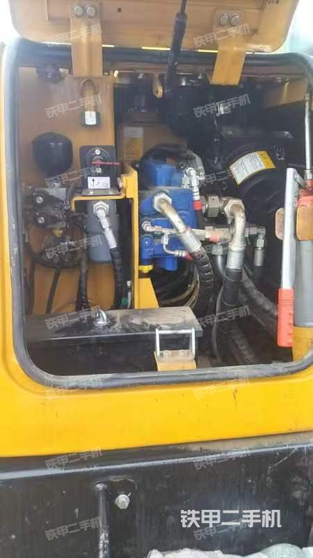 回轉(zhuǎn)馬達(dá)和主控閥（整機(jī)外觀）