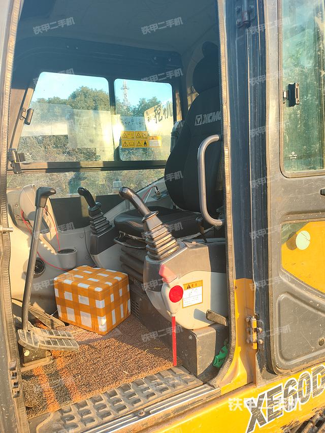 駕駛室整體（整機(jī)外觀）