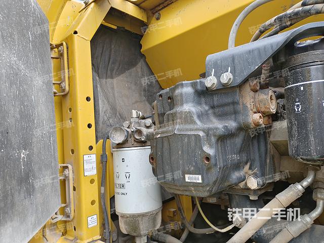 液壓泵艙室正面整體(整機外觀) 液壓泵艙室正面整體(整機外觀)