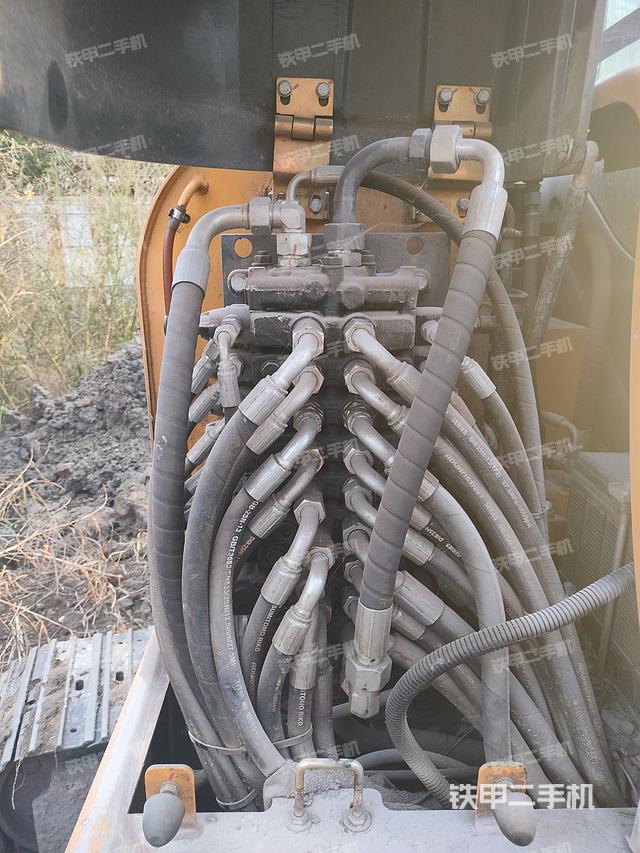 回轉(zhuǎn)馬達(dá)和主控閥（整機(jī)外觀）