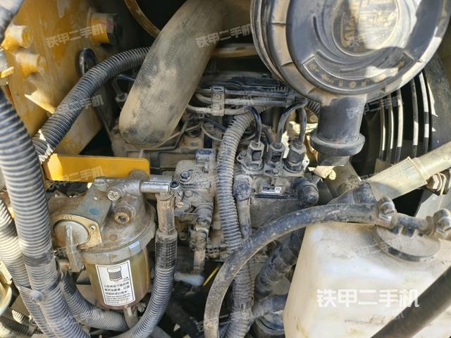 液壓泵艙室正面整體（整機外觀）