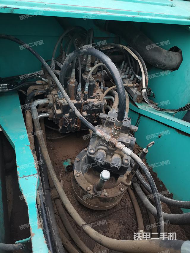 回轉(zhuǎn)馬達(dá)和主控閥（整機(jī)外觀）