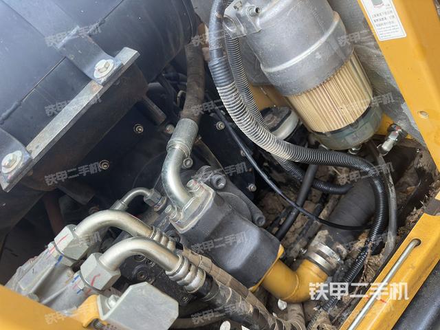 液壓泵艙室正面整體（整機外觀）