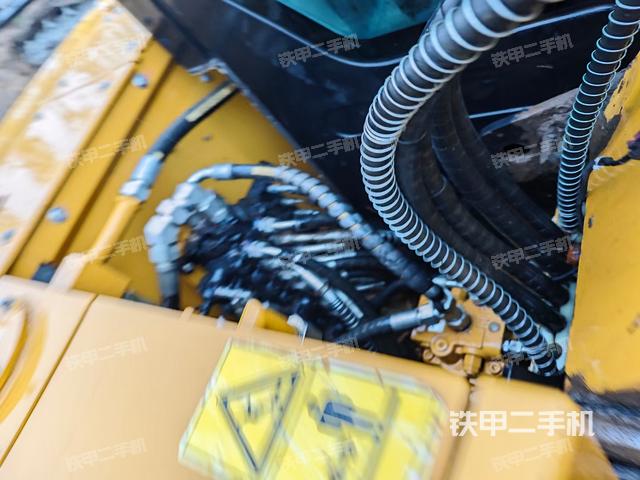 回轉(zhuǎn)馬達(dá)和主控閥（整機(jī)外觀）