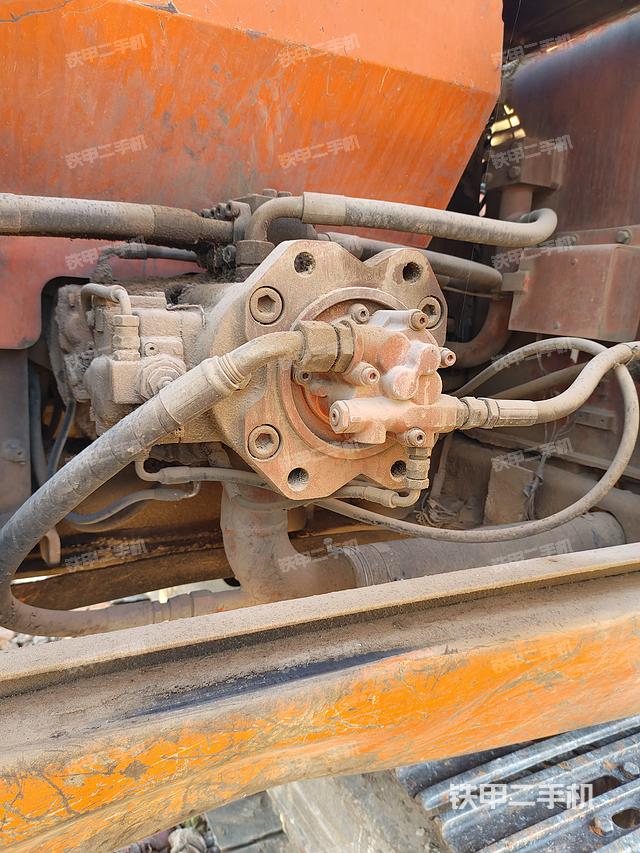 液壓泵艙室正面整體（整機外觀）