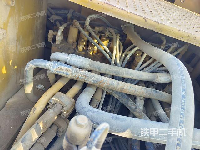 回轉(zhuǎn)馬達(dá)和主控閥（整機(jī)外觀）