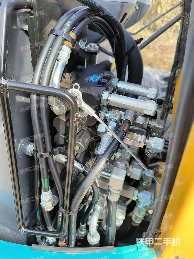 回轉(zhuǎn)馬達(dá)和主控閥（整機(jī)外觀）