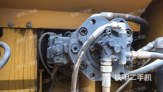 液壓泵艙室正面整體(整機外觀) 液壓泵艙室正面整體(整機外觀)