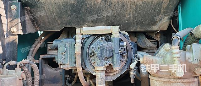 液壓泵艙室正面整體（整機外觀）