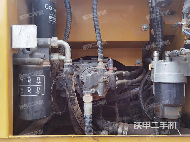 液壓泵艙室正面整體（整機外觀）