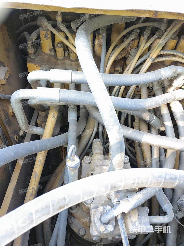 回转马达和主控阀（整机外观）