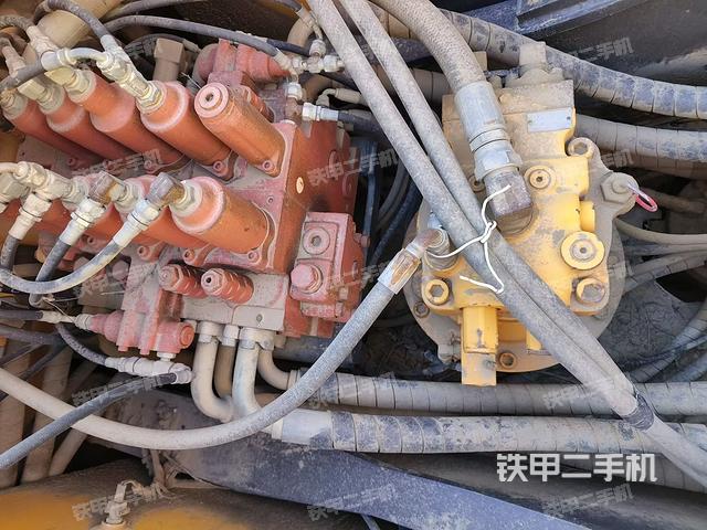 回转马达和主控阀（整机外观）