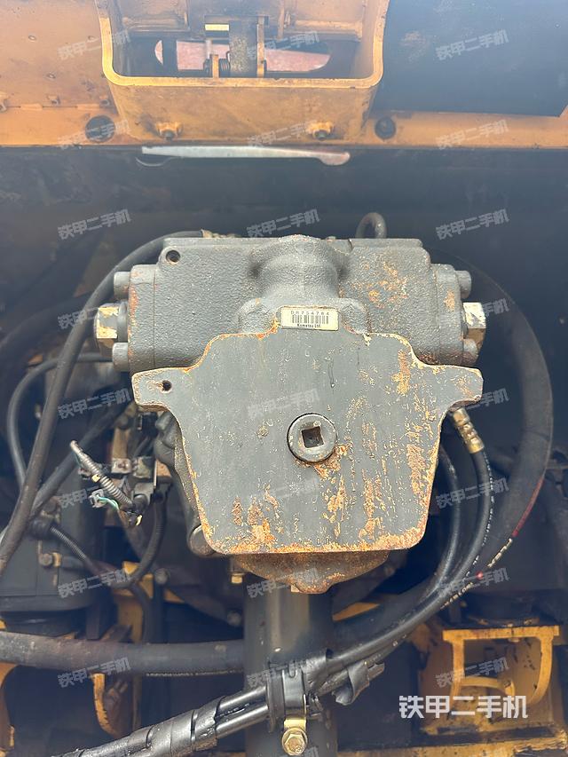 液壓泵艙室正面整體（整機外觀）