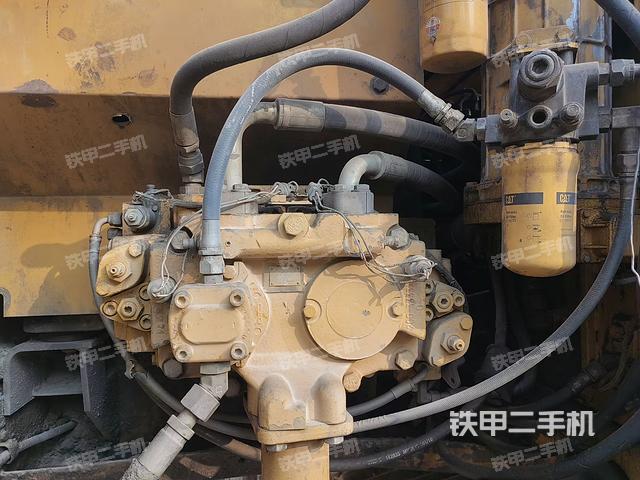 液压泵舱室正面整体（整机外观）