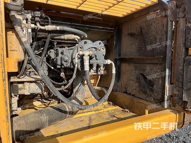 液压泵舱室正面整体（整机外观）