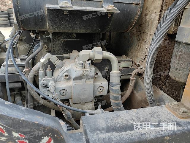 液压泵舱室正面整体（整机外观）