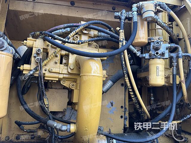 液壓泵艙室正面整體（整機外觀）