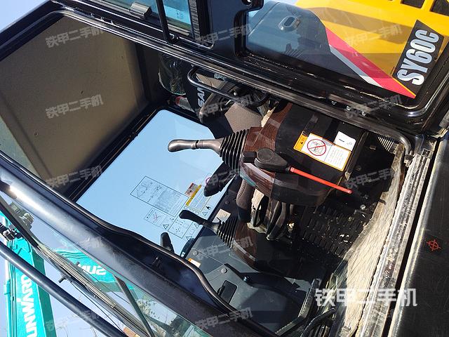 駕駛室整體(整機(jī)外觀) 駕駛室整體(整機(jī)外觀)