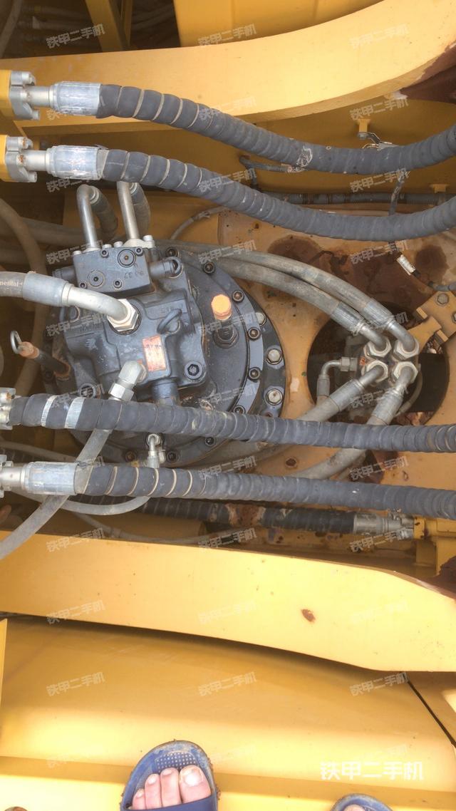 回轉(zhuǎn)馬達和主控閥(整機外觀) 回轉(zhuǎn)馬達和主控閥(整機外觀)