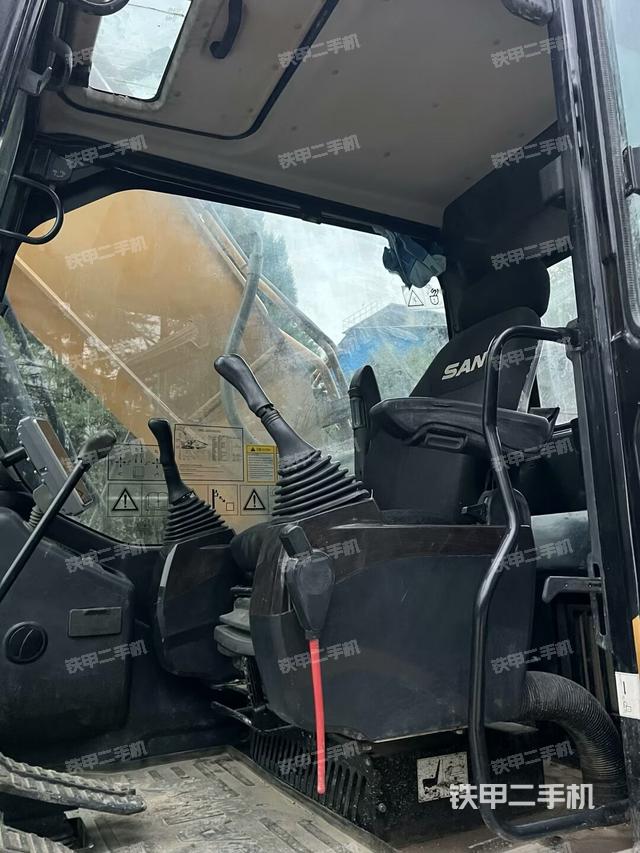 駕駛室整體(整機(jī)外觀) 駕駛室整體(整機(jī)外觀)