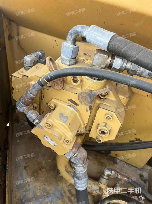 液壓泵艙室正面整體（整機外觀）