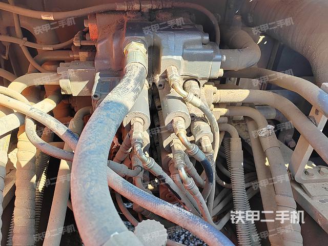 回轉(zhuǎn)馬達(dá)和主控閥(整機(jī)外觀) 回轉(zhuǎn)馬達(dá)和主控閥(整機(jī)外觀)