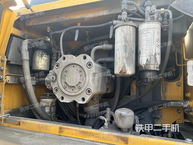 液壓泵艙室正面整體（整機外觀）