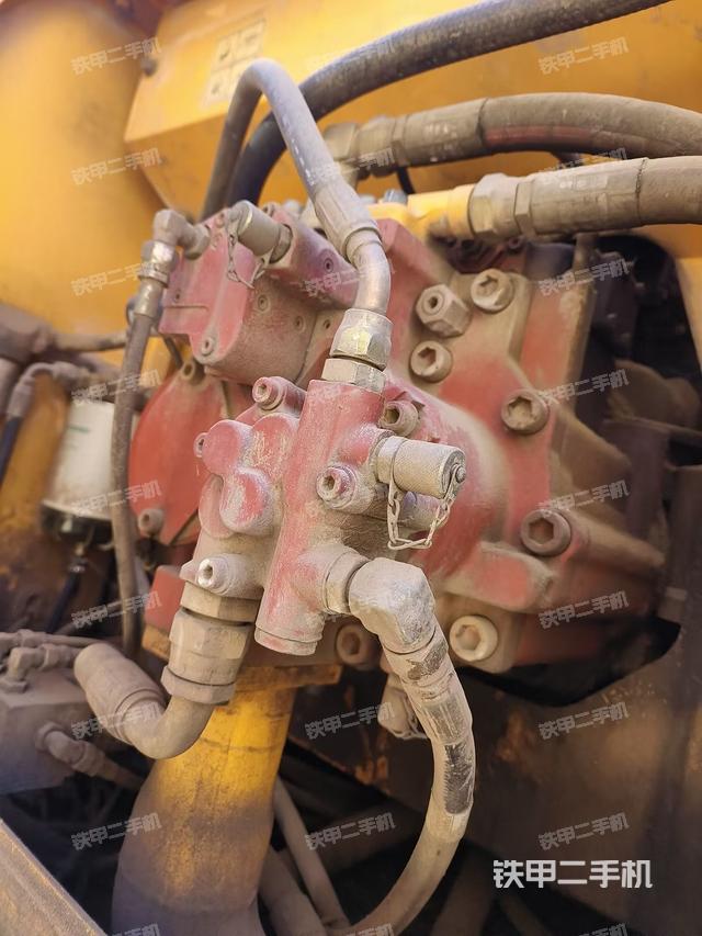 液压泵舱室正面整体（整机外观）