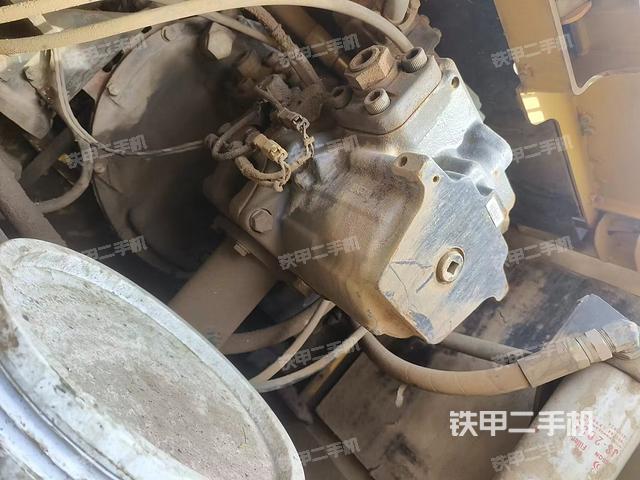 液压泵舱室正面整体（整机外观）